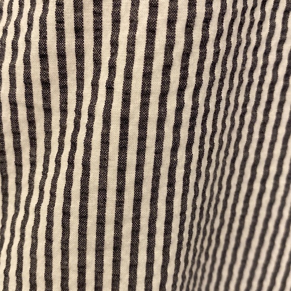 Banana Republic grey and white seersucker skirt with ruffle detail. Size 12. - Picture 3 of 4